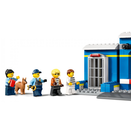 Конструктор LEGO City Переслідування на поліцейській дільниці 172 деталей (60370)