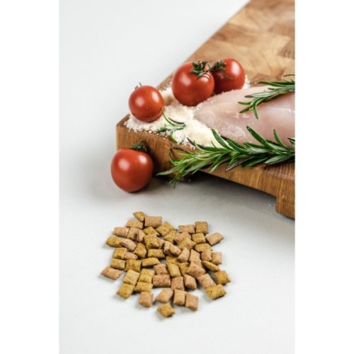 Ласощі для котів Savory Snack Chicken and Cheese 60 г (подушечки з куркою та сиром) (4820232631461)