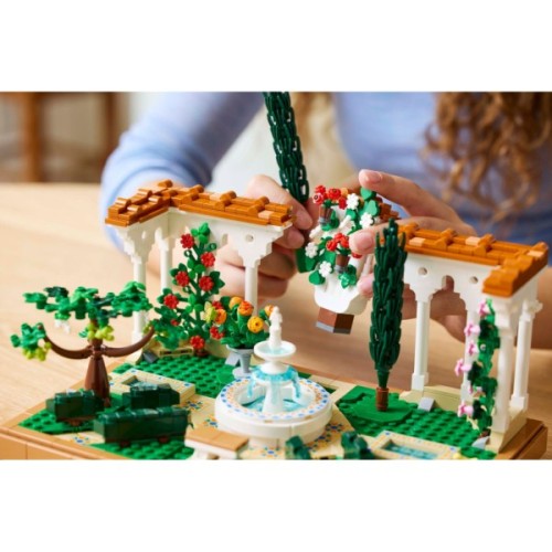 Конструктор LEGO Icons Сад фонтанів (10359)