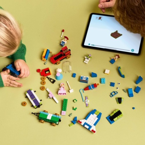 Конструктор LEGO Disney та Pixar Святкування з Історії іграшок: поїзд та авто для гонок (43264)