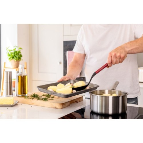 Ложка кухарська KitchenAid Classic для сервірування з прорізами 34 см червоний (KHA004OHEREG)