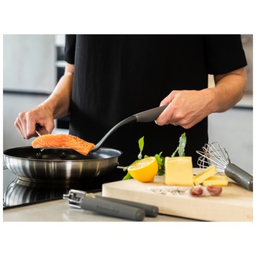 Лопатка кухонна KitchenAid Coreline з прорізами, 34,3 см, сірий (KAS002OHCGG)