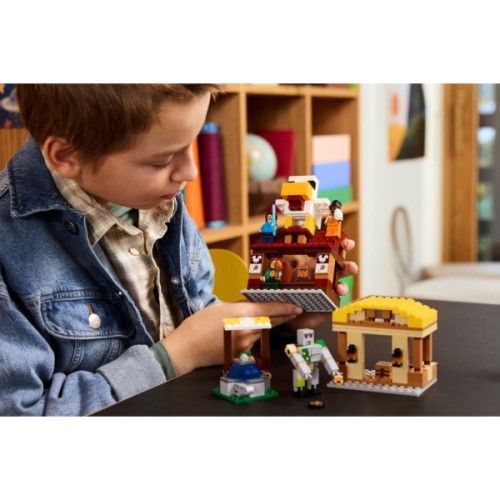 Конструктор LEGO Minecraft Напад на село з повітряною кулею Ґаст (21273)