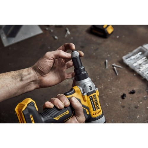 Заклепувальник DeWALT 18 В XR Li-Ion, 20 kN, d.закл.=4.8-6.4 мм (без АКБ та ЗП) (DCF414NT)