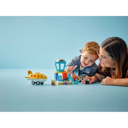 Конструктор LEGO DUPLO Вперше в аеропорту (10443-)