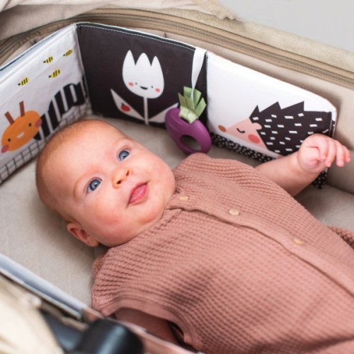 Розвиваюча іграшка Taf Toys книжка-розкладушка колеції Садочок у місті – Зайчики (13065)