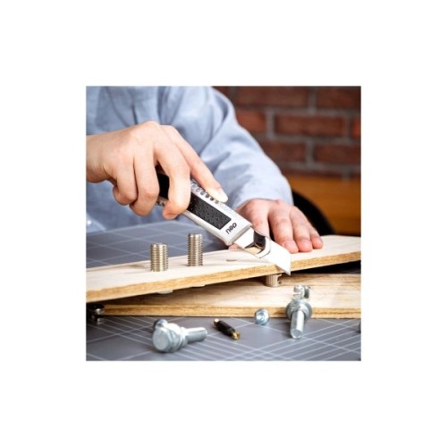 Ніж монтажний Deli з висувним сегментним лезом 18 мм (DL4255)