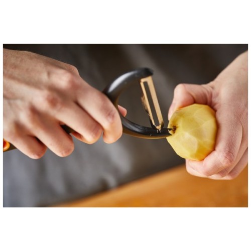 Овочечистка Fiskars Functional Form з поперечним рухомим лезом (1016122)