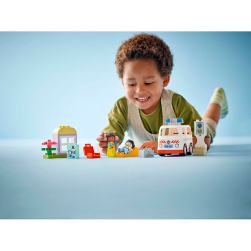 Конструктор LEGO DUPLO Town Швидка допомога та водій (10447)