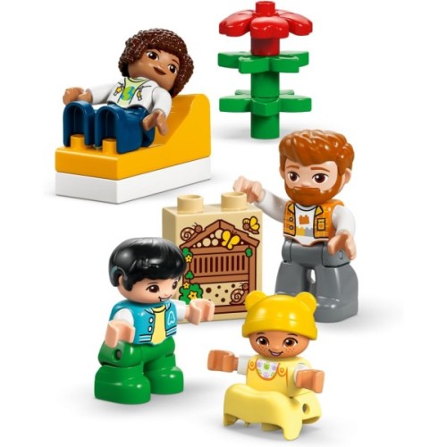 Конструктор LEGO DUPLO Town Сучасний родинний будинок із фігурками 3 в 1 (10470)