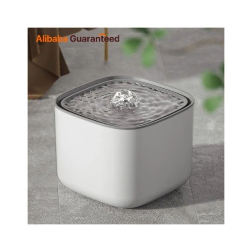 Універсальний посуд для тварин Me&Pet Поїлка фонтан 3 л біла (NMP070)