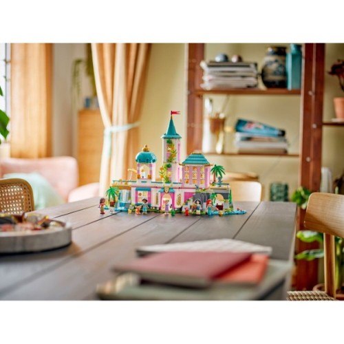 Конструктор LEGO Disney Замок принцеси та королівські улюбленці (43267)