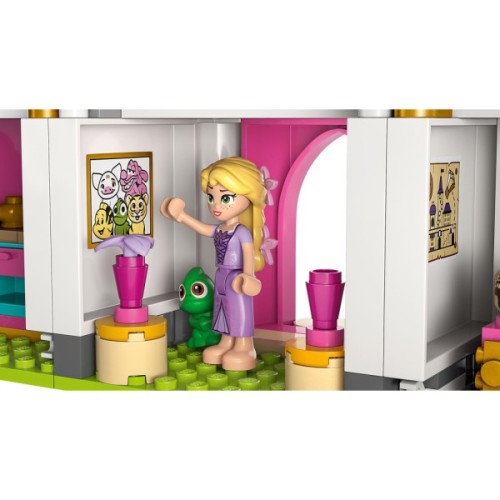 Конструктор LEGO Disney Замок принцеси та королівські улюбленці (43267)