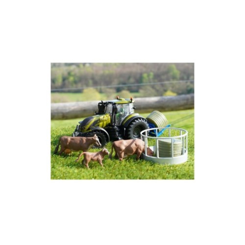 Спецтехніка Britains Модель трактора Valtra з аксесуарами та фігурками 1:32 (43323)