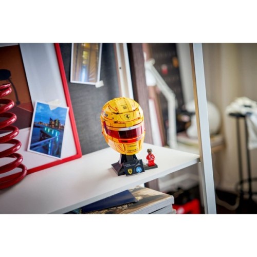 Конструктор LEGO Editions Formula 1 Шолом Льюїса Гамільтона з команди Scuderia Ferrari HP (43022-)