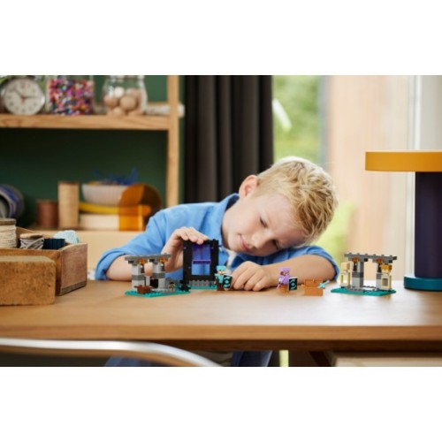 Конструктор LEGO Minecraft Зброярня 203 деталей (21252)